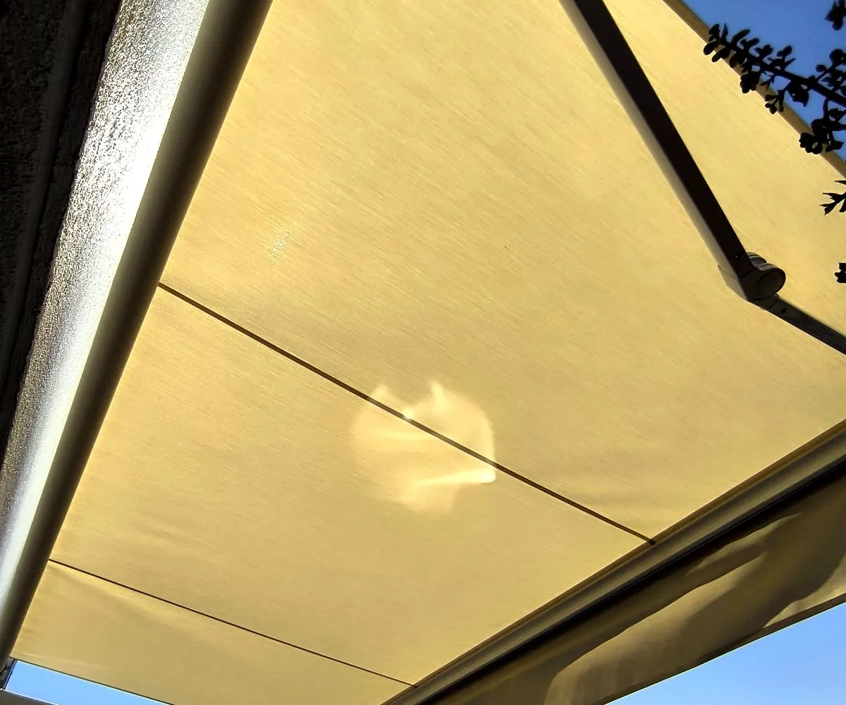 Toldo retráctil instalado sobre una terraza en Santiago