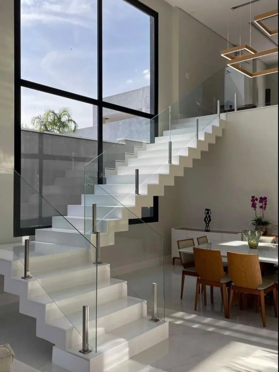 Baranda de vidrio referencial para escalera interior moderna con grandes ventanales