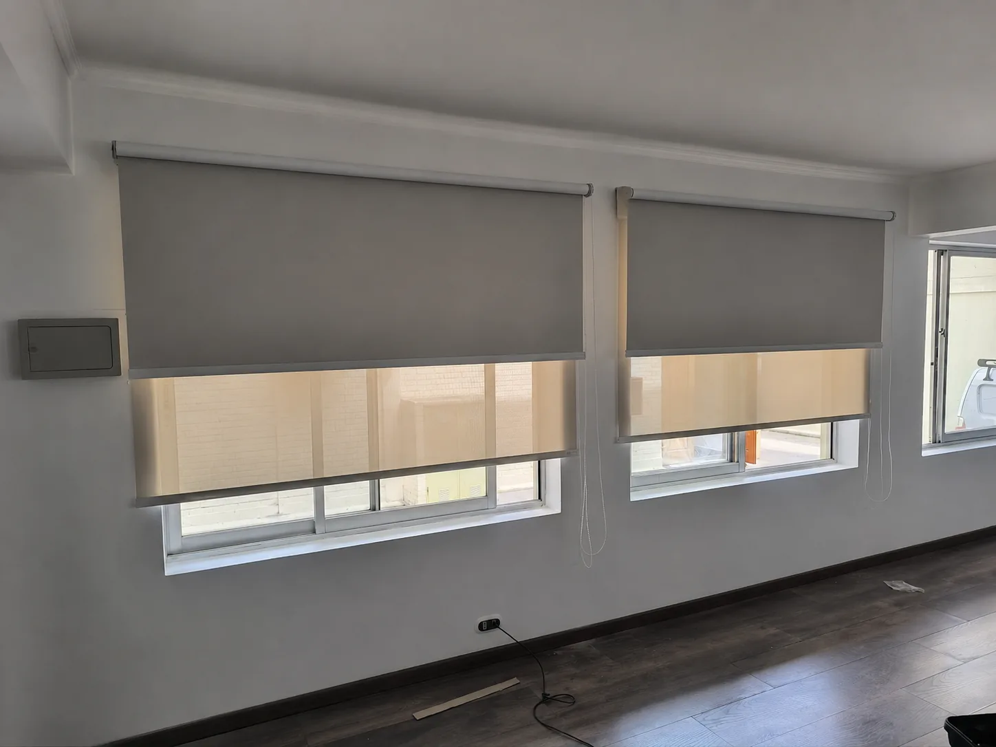 Cortinas dobles Screen + Blackout grises instaladas en dos ventanas - imagen referencial