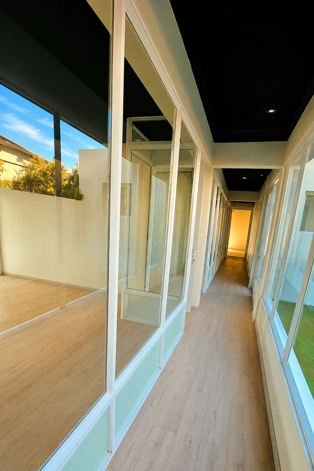 Cerramiento de pasillo con aluminio y vidrio - trabajo real