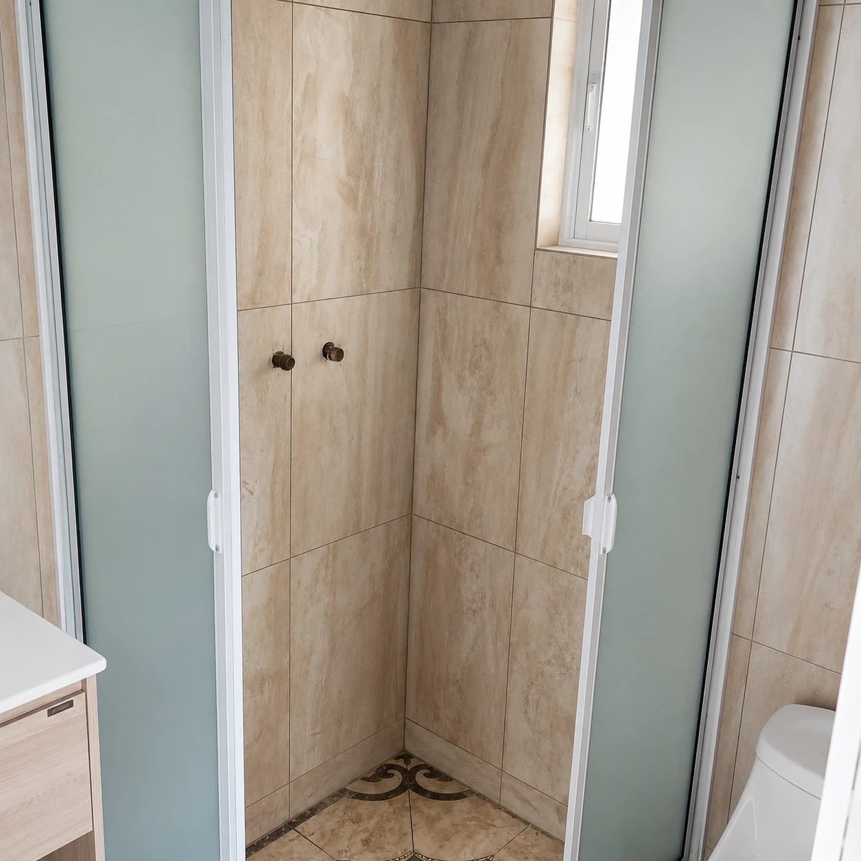 Shower Door con perfilería blanca - trabajo real